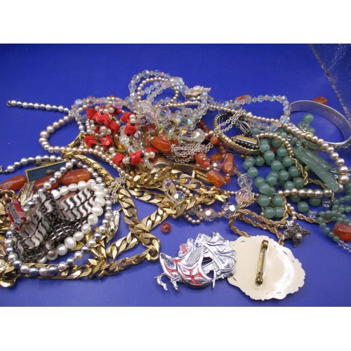 96 - A parcel of vintage costume jewellery, to include necklaces and brooches, all in used condition