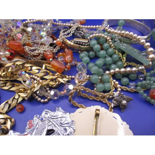 96 - A parcel of vintage costume jewellery, to include necklaces and brooches, all in used condition