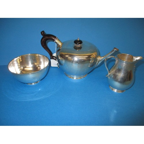 123 - A 1920s sterling silver tea pot and associated cream and sugar, approx. parcel weight 752g, having 2... 