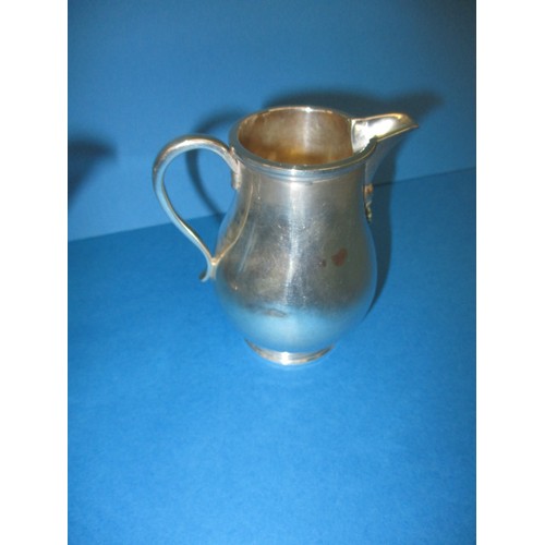 123 - A 1920s sterling silver tea pot and associated cream and sugar, approx. parcel weight 752g, having 2... 