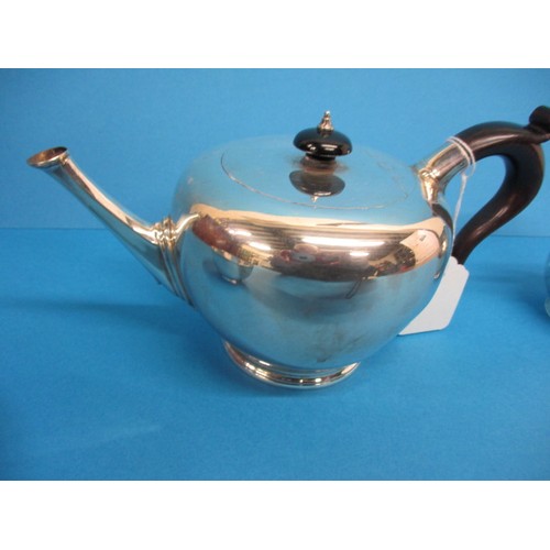 123 - A 1920s sterling silver tea pot and associated cream and sugar, approx. parcel weight 752g, having 2... 