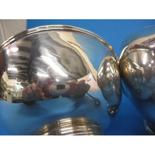 123 - A 1920s sterling silver tea pot and associated cream and sugar, approx. parcel weight 752g, having 2... 