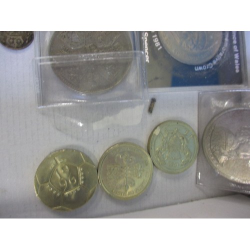 118 - A parcel of vintage coins, to include approx. 168g of part silver coins and several collectors £5 co... 