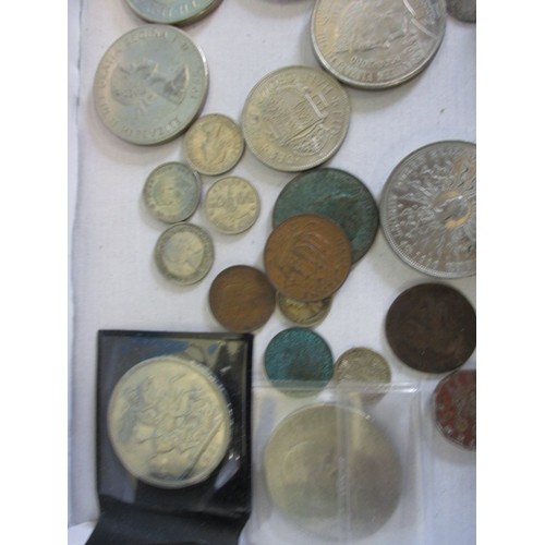 118 - A parcel of vintage coins, to include approx. 168g of part silver coins and several collectors £5 co... 