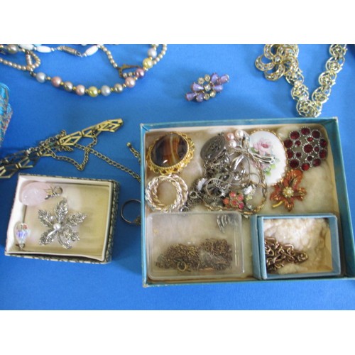 116 - A parcel of vintage costume jewellery and other interesting collectables, all in pre-owned condition