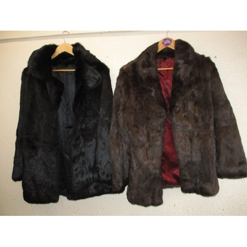 168 - 2 natural rabbit fur jackets and 3 stoles. Various sizes, all in good condition, with no observed da... 