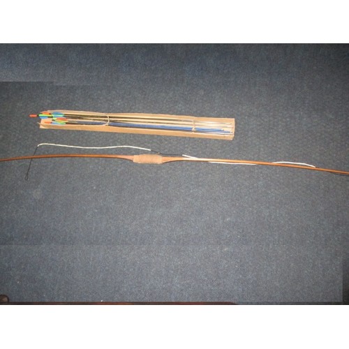 171 - A yew wood archery bow, with various arrows, in good used condition