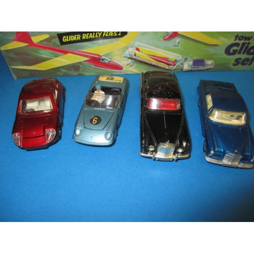 169 - A parcel of vintage die-cast vehicles to include a James Bond Aston Martin DB5 and a boxed Dinky toy... 