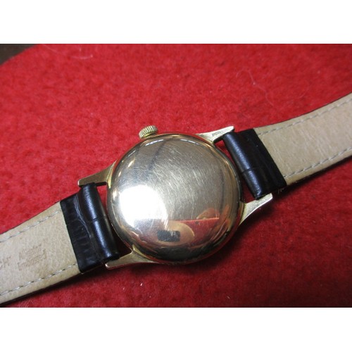 64 - A vintage 9ct gold Longines wrist watch, in current working order, approx. dial size 30mm, having us... 