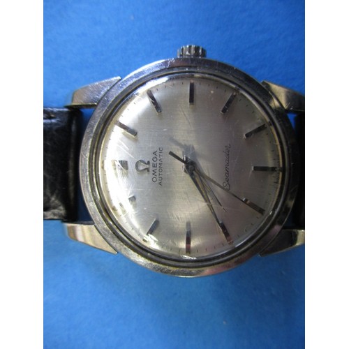 72 - A vintage Omega Seamaster automatic watch, in current working order, approx. dial size 28mm, having ... 