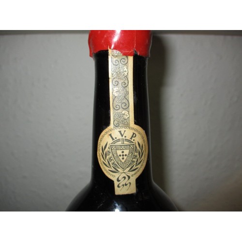 298 - A bottle of 1970 Warre’s vintage port, in cellar stored condition