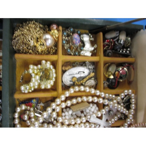 110 - A vintage jewellery box with contents, all in used condition