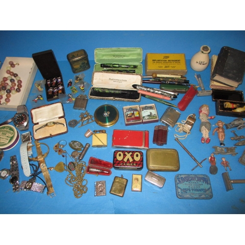 146 - A parcel of interesting collectables to include pens, lighters, tins, golly badges and die-cast mode... 