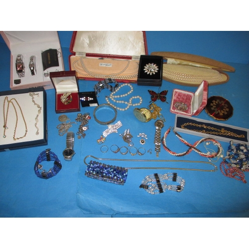 112 - A parcel of vintage costume jewellery to include gold and silver items, all in used condition