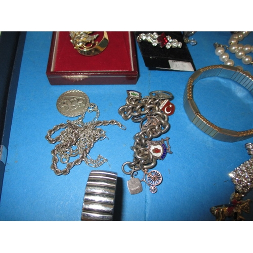 112 - A parcel of vintage costume jewellery to include gold and silver items, all in used condition