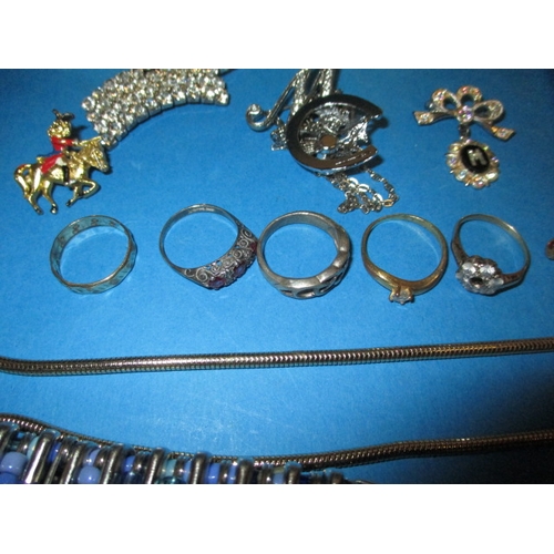 112 - A parcel of vintage costume jewellery to include gold and silver items, all in used condition