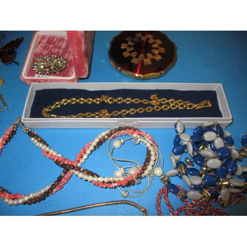 112 - A parcel of vintage costume jewellery to include gold and silver items, all in used condition