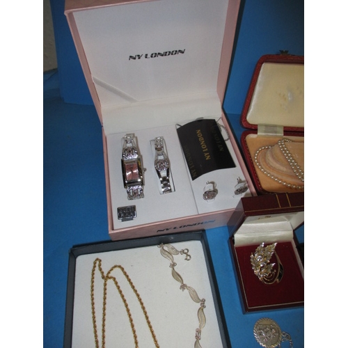 112 - A parcel of vintage costume jewellery to include gold and silver items, all in used condition