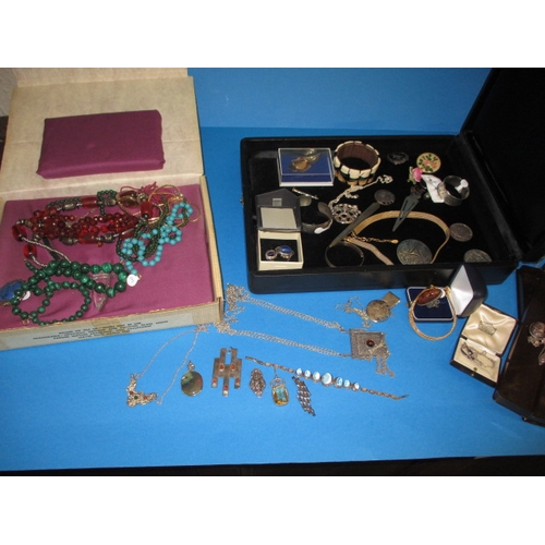 113 - A parcel of vintage costume jewellery, to include a ruby bead necklace, a 9ct gold pendant and silve... 