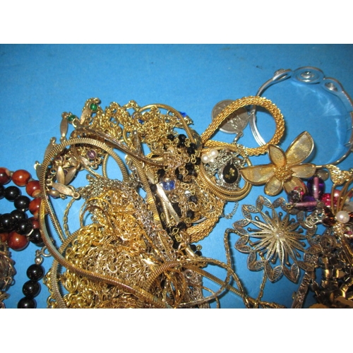 115 - A parcel of vintage costume jewellery, all in used condition