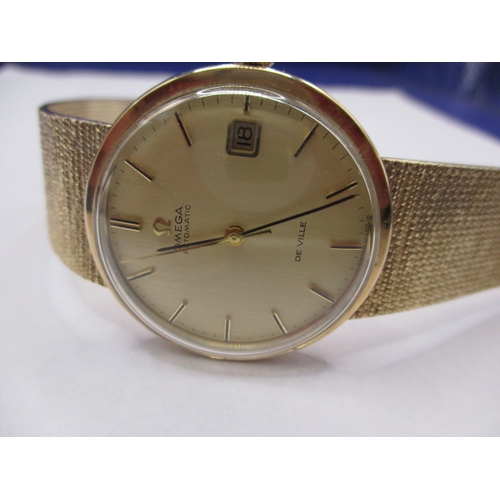 74 - A 9ct yellow gold Omega automatic De Ville watch, with full length bracelet strap and date window, i... 