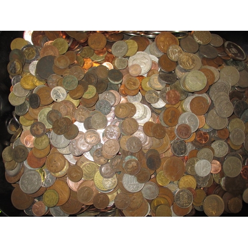 121 - Approx 13.5kg of world coins, all in circulated condition, 19th century and later, various denominat... 