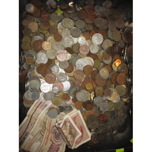 122 - Approx 13.6kg of world coins, all in circulated condition, 19th century and later, various denominat... 