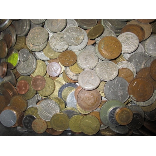 122 - Approx 13.6kg of world coins, all in circulated condition, 19th century and later, various denominat... 