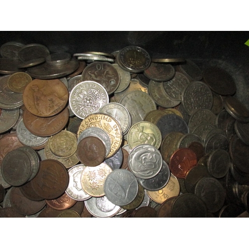 122 - Approx 13.6kg of world coins, all in circulated condition, 19th century and later, various denominat... 