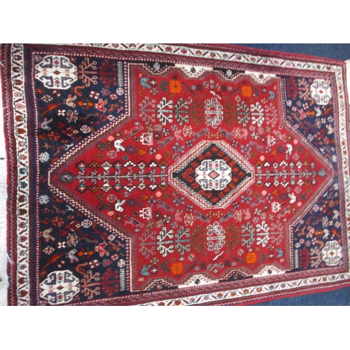 299 - A vintage Persian hand knotted wool rug, approx. size 150x108cm having had little use and with crisp... 