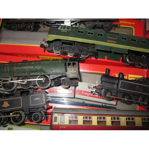 257 - A parcel of Hornby ‘00’ gauge model railway rolling stock, to include several engines, all in used c... 