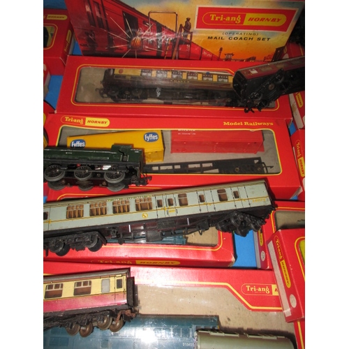 257 - A parcel of Hornby ‘00’ gauge model railway rolling stock, to include several engines, all in used c... 