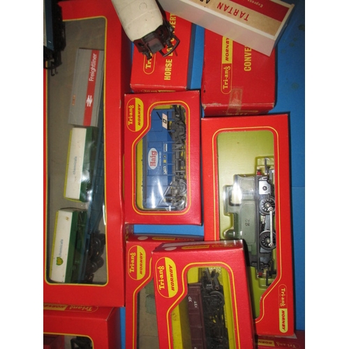 257 - A parcel of Hornby ‘00’ gauge model railway rolling stock, to include several engines, all in used c... 