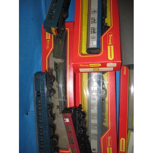 257 - A parcel of Hornby ‘00’ gauge model railway rolling stock, to include several engines, all in used c... 