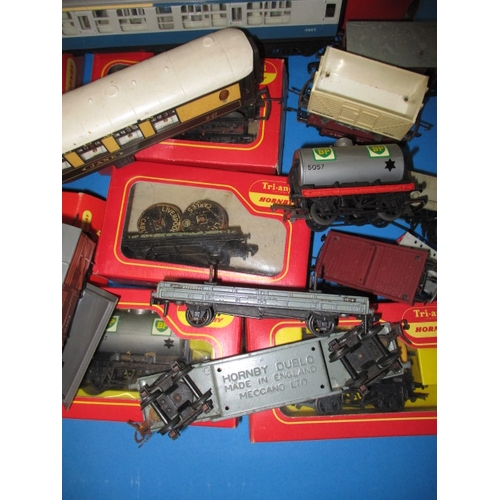 257 - A parcel of Hornby ‘00’ gauge model railway rolling stock, to include several engines, all in used c... 