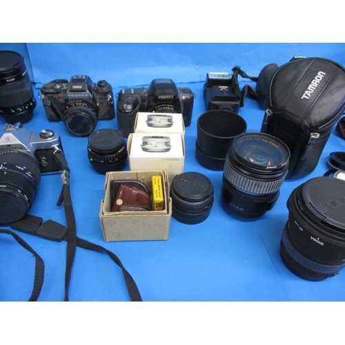 261 - A large quantity of vintage cameras and accessories, all in used condition and not tested as to func... 