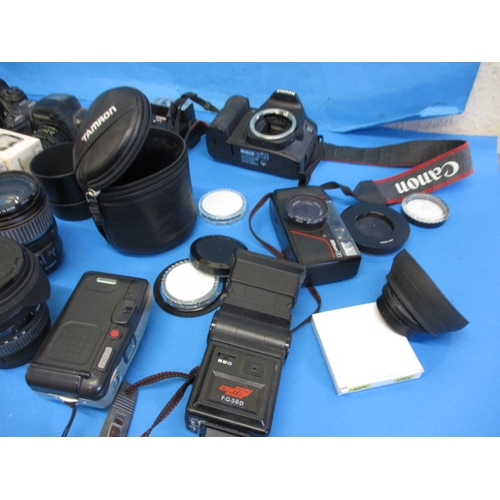 261 - A large quantity of vintage cameras and accessories, all in used condition and not tested as to func... 