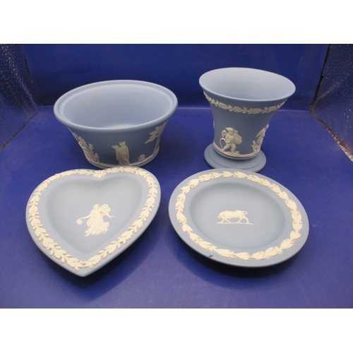 267 - 4 Pieces of vintage Wedgwood blue jasperware, all believed to date to the 1960s, all in used conditi... 