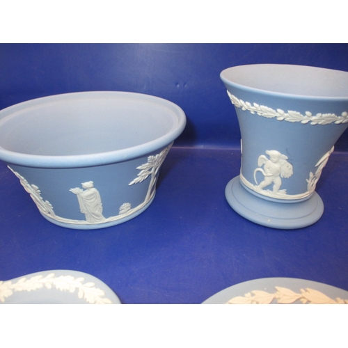 267 - 4 Pieces of vintage Wedgwood blue jasperware, all believed to date to the 1960s, all in used conditi... 