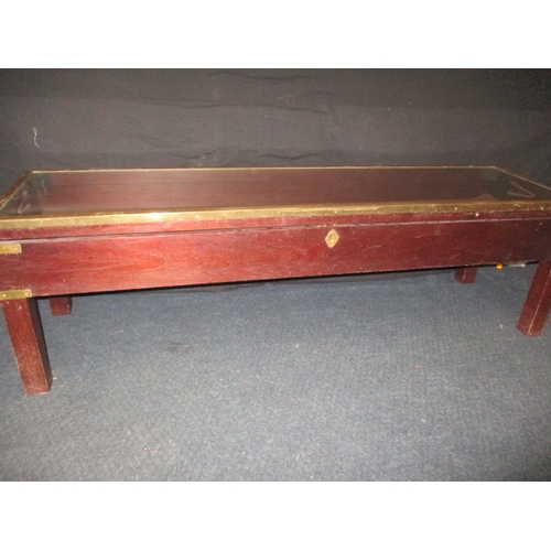 304 - A vintage bijouterie table, with lift up glazed top and brass mounts, in good used condition, approx... 