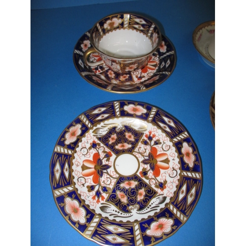 278 - A parcel antique of Derby tea wares, to include a trio in 2451 pattern, all in used condition with s... 