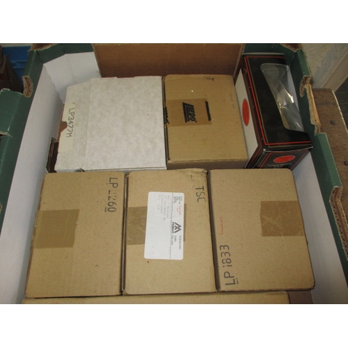 5 - A very large quantity of boxed collectable die-cast model vehicles, most in unused condition