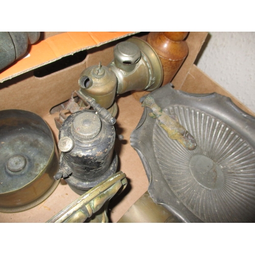 21 - A parcel of metalwares, to include WWI shell cases, cast iron wall sconces and vases, all in used co... 