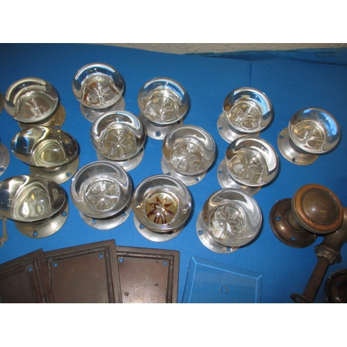 50 - A parcel of vintage door furniture, to include numerous clear glass finger plates, all in useable co... 