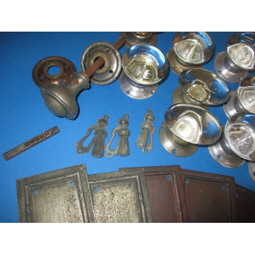 50 - A parcel of vintage door furniture, to include numerous clear glass finger plates, all in useable co... 