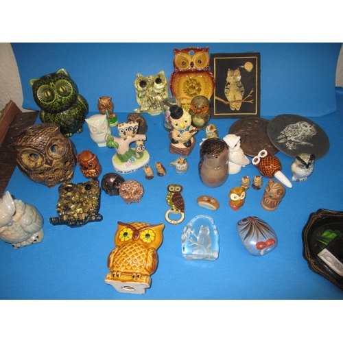 85 - A vary large quantity of owl figures, to include a glass example by Wegdwood, various materials and ... 