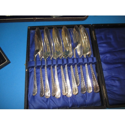 112 - A parcel of cutlery, to include a boxed cake server and fork, all in used condition