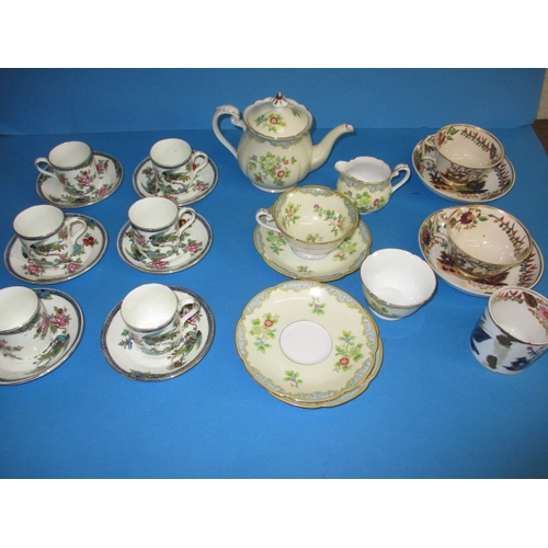 114 - A parcel of vintage teawares, to include items by Noritake and Derby, and a set of six coffee cans b... 