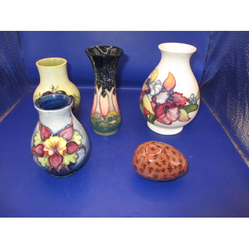 121 - 5 pieces of vintage Moorcroft pottery, various ages and sizes, approx. height of tallest 14cm, all i... 