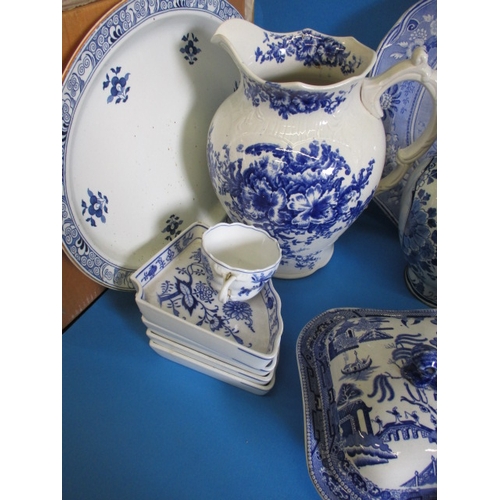 124 - A parcel of blue and white china items, to include a large Copeland meat platter, some items with mi... 